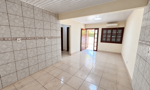 Cozinha e sala com luz natural