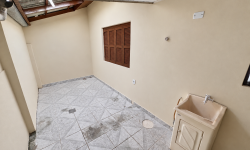 Lavanderia de azulejos com tanque utilitário