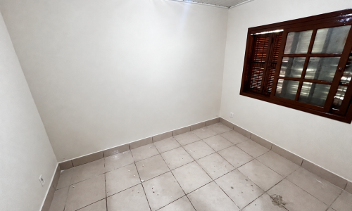 Quarto com piso original e antena removida