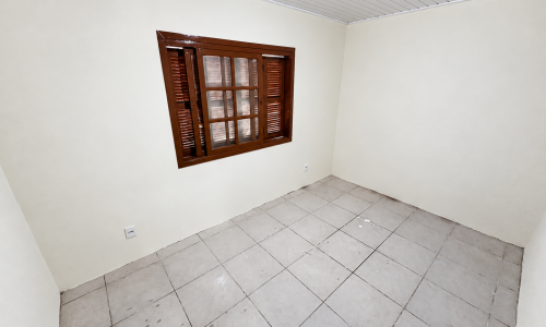 Quarto vazio com luz natural equilibrada